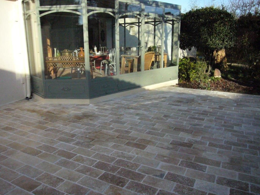 Pavé 15x30x3 travertin pour terrasse devant une véranda
