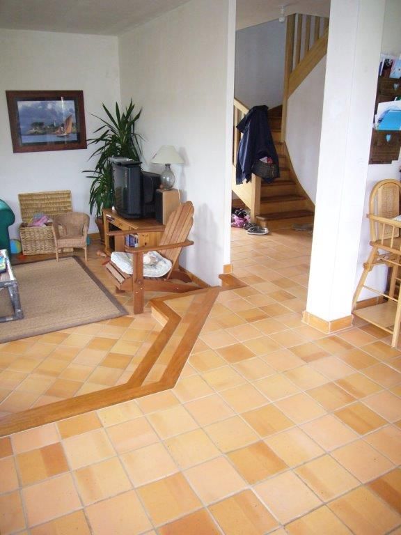 Terre cuite mécanique sable rosé épiderme lisse pour un coin salon et marches vers cuisine