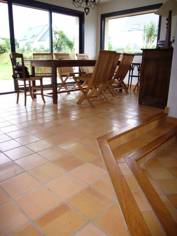 Terre cuite mécanique sable rosé épiderme lisse pour un coin salle à manger