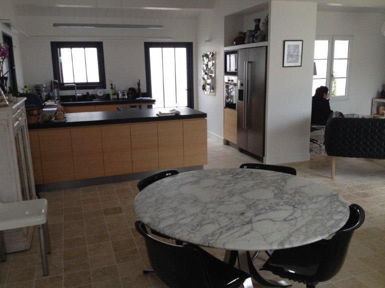 Travertin 20x20 pour une salle à manger et cuisine