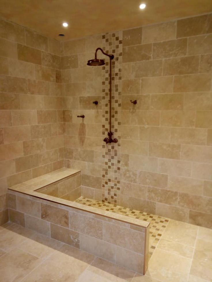 Pose de travertin de grands carreaux dans une salle de bain à l'italienne