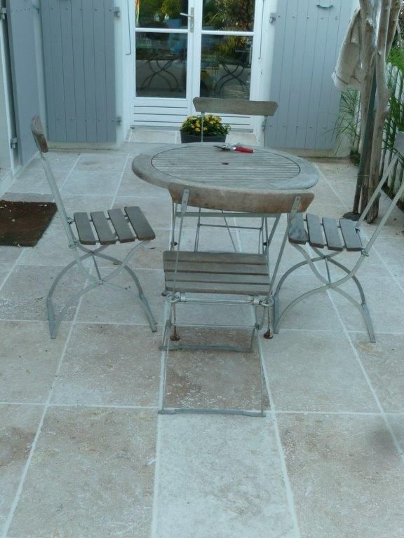 Travertin 60x40 avec table sur terrasse de maison