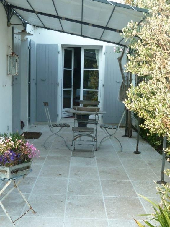 Travertin 60x40x1.2 pour petite terrasse couverte avec table