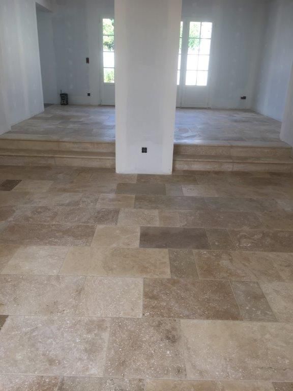 Travertin l.libre dans un intérieur de maison