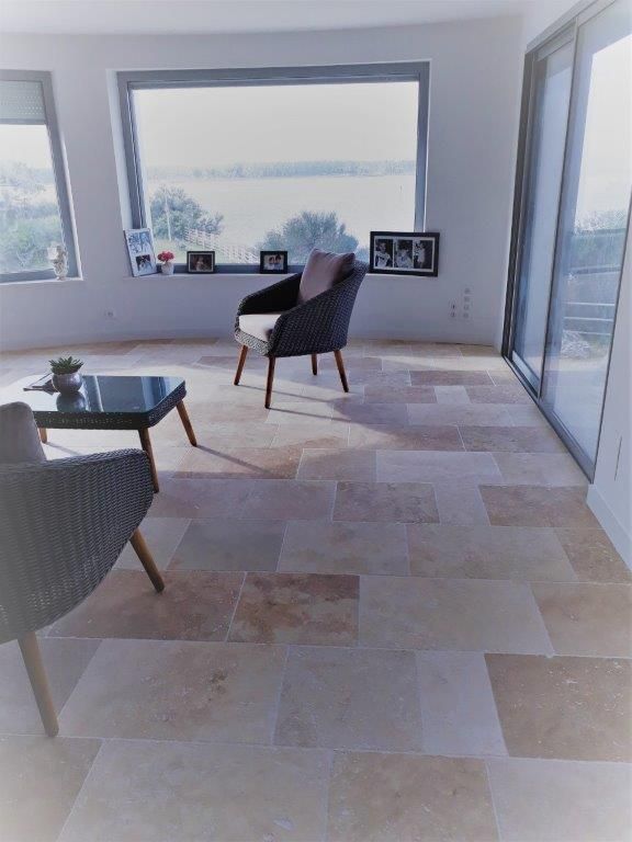 Travertin nuancé 1 pour intérieur d'appartement privé