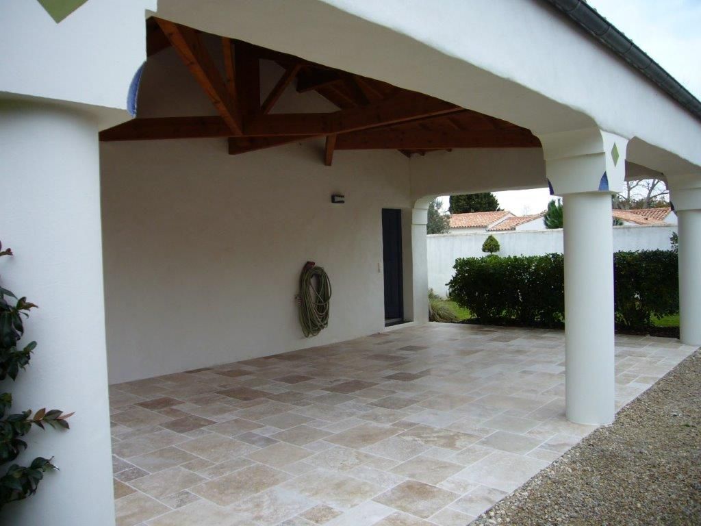 Travertin opus sous préau de maison à colonnes