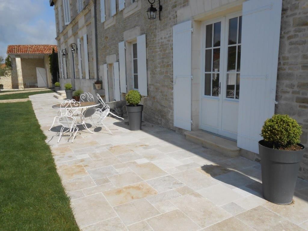 Travertin opus 11 pour une terrasse de maison