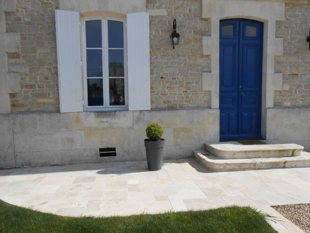 Travertin opus 12 pour perron de maison avec porte bleue