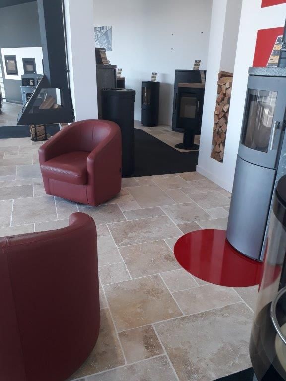 Travertin opus 15 pour salon avec fauteuils rouges et poêle