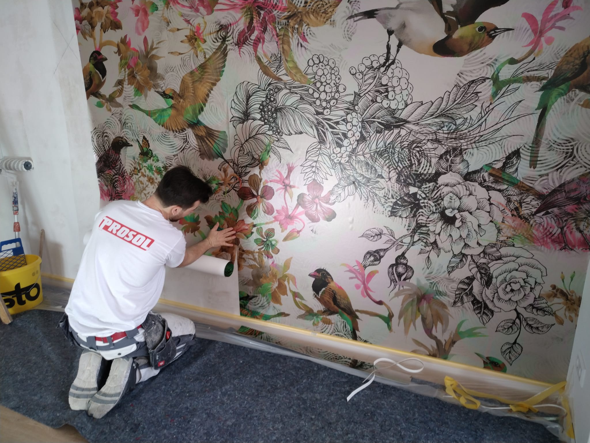 Mitarbeiter von Hornickel Malerwerkstätte lächelt