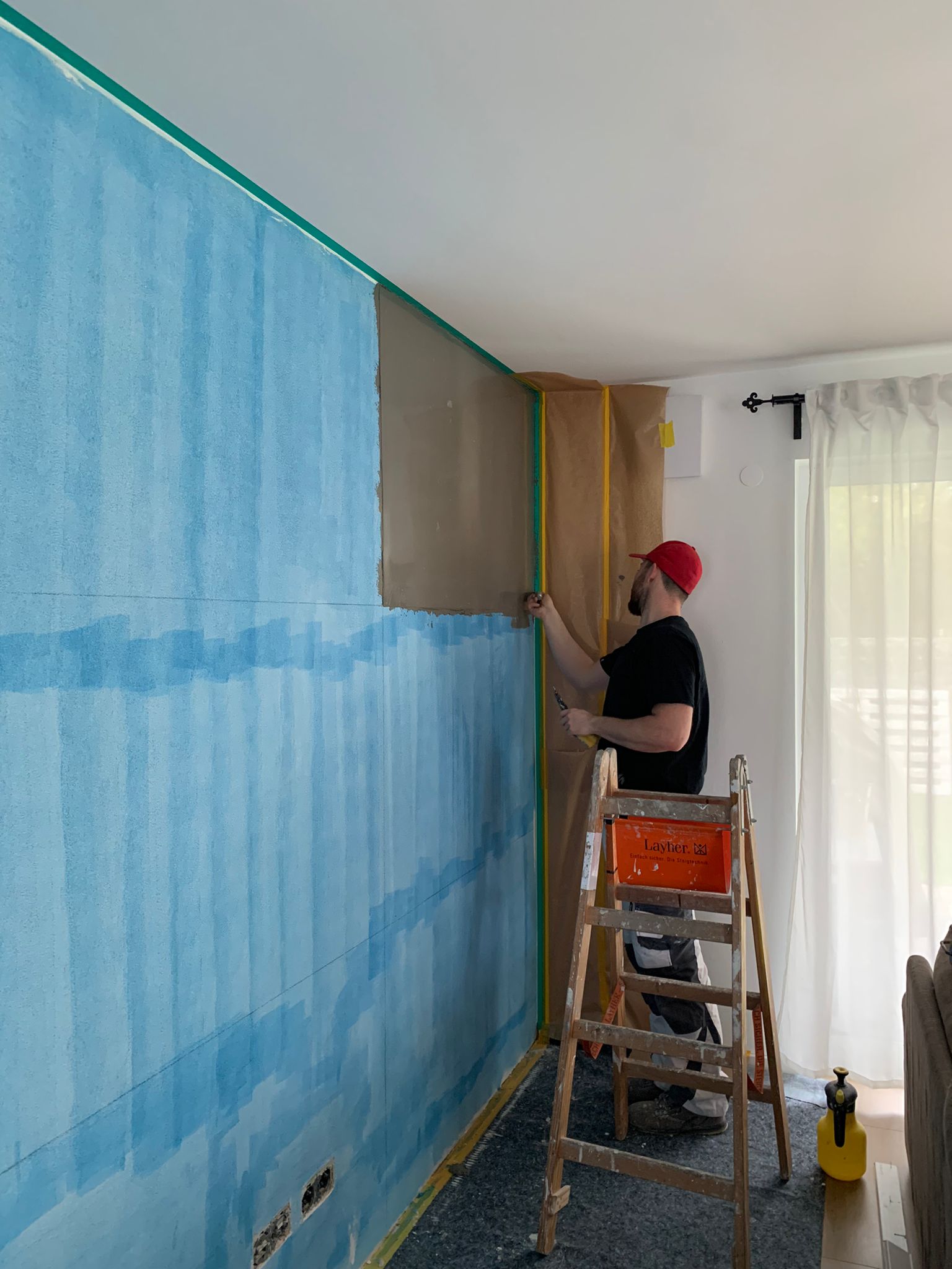 Mitarbeiter von Hornickel Malerwerstätte mischt Farbe