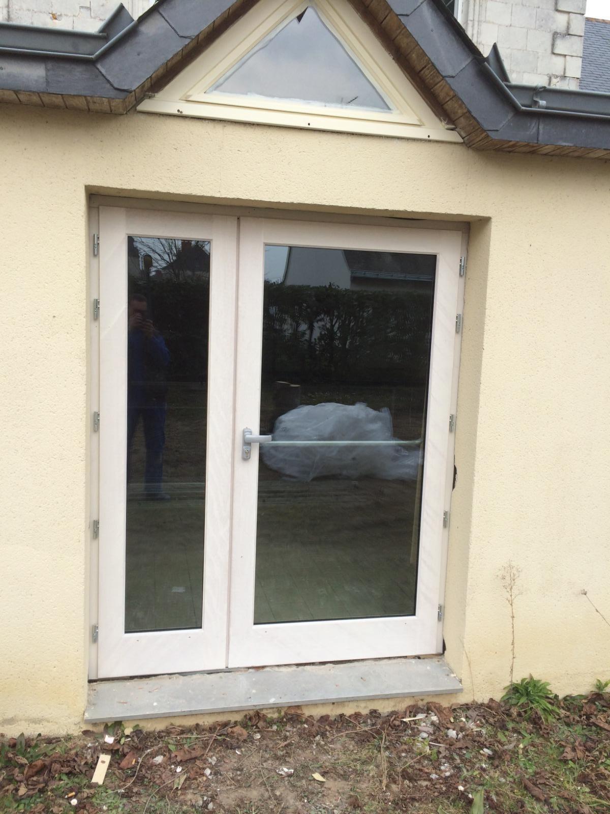 Porte vitrée en PVC avec vitre sur le coté