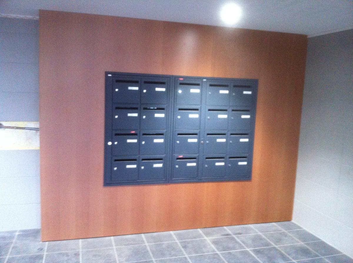 halle d'immeuble avec meuble boite aux lettres