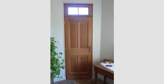 porte d'entrée en bois vu de l'intérieur