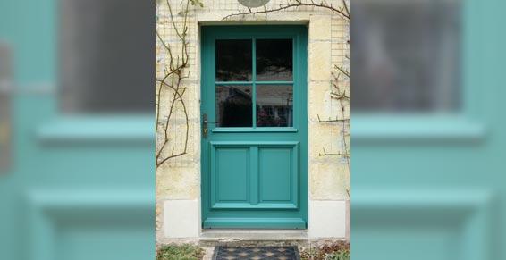 Porte extérieur en bois peinte en turquoise