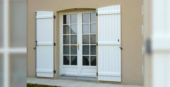 Double porte en PVC et vitre avec volets