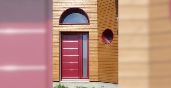 porte d'entrée en acier avec vitre sur le coté