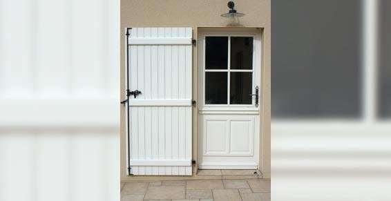 Porte d'entrée PVC et vitre avec volet en bois