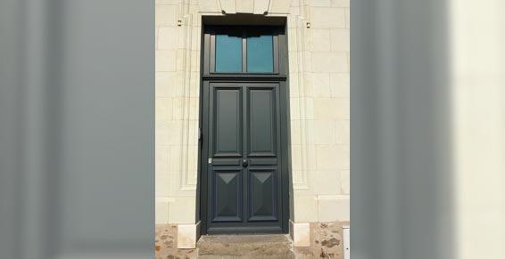 Porte d'entrée en bois avec fenêtre au dessus