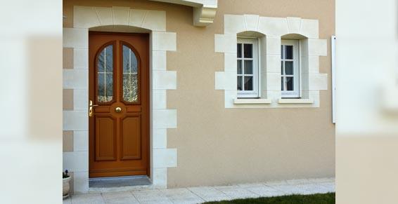 Porte d'entrée en bois et vitres et fenêtre PVC