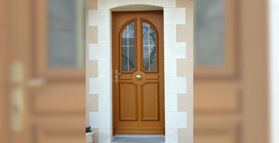 porte extérieur en bois et vitres