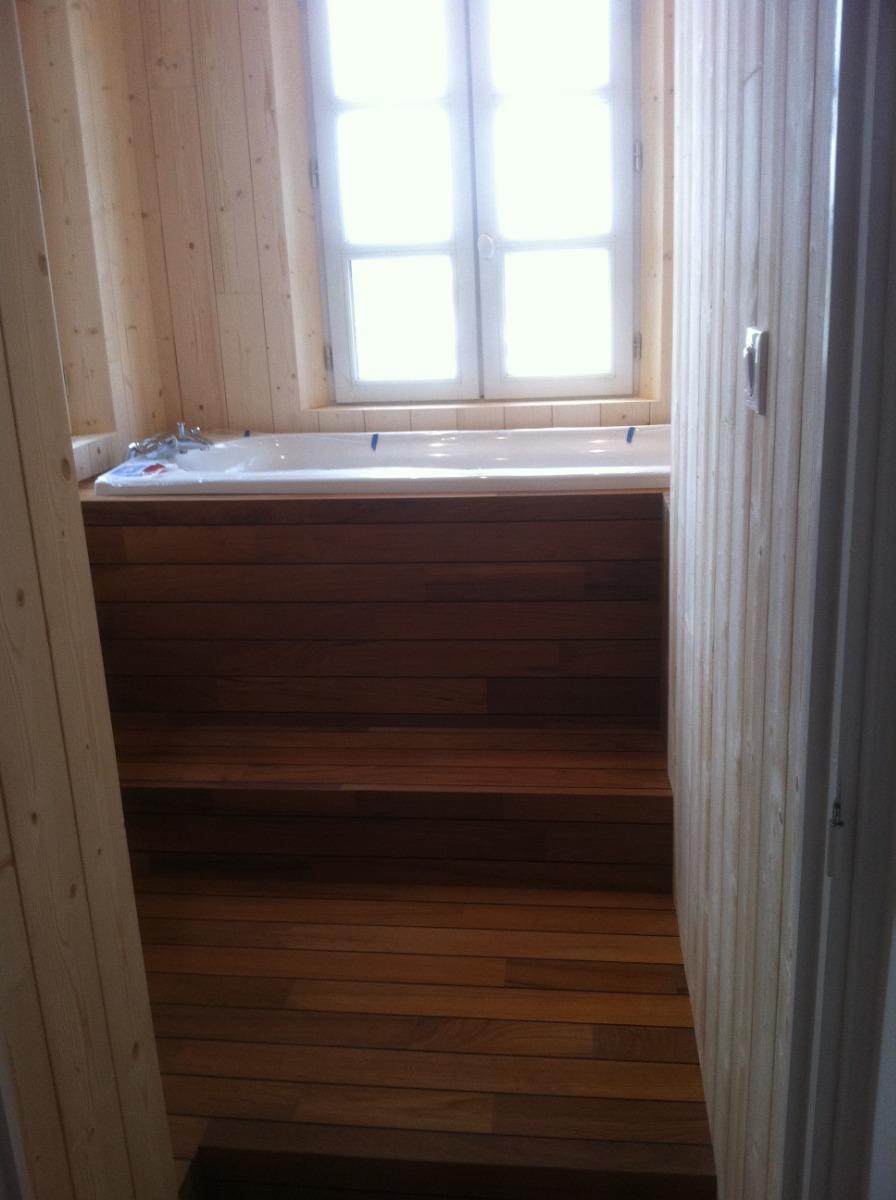 cadre de baignoire en bois avec marche