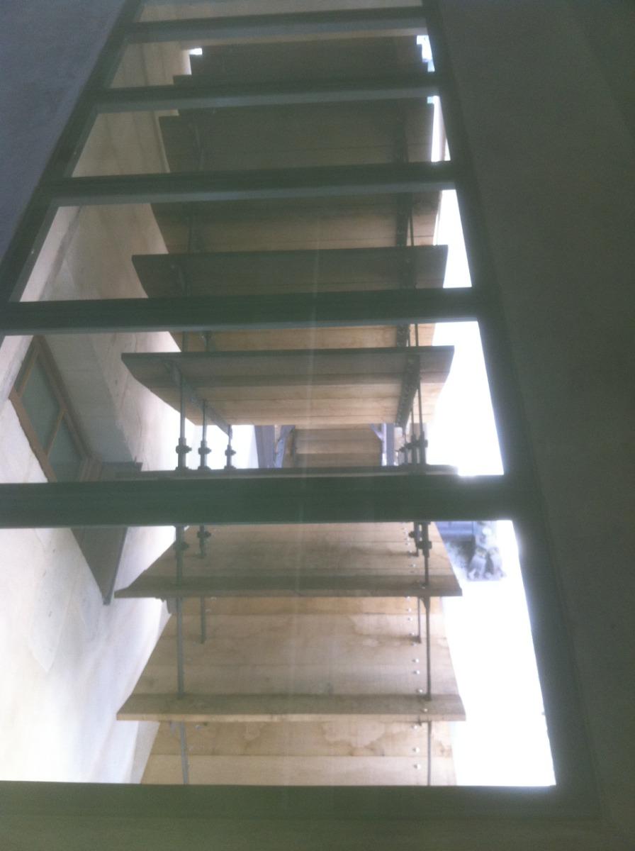 sol vitré avec vu sur l'étage du dessous