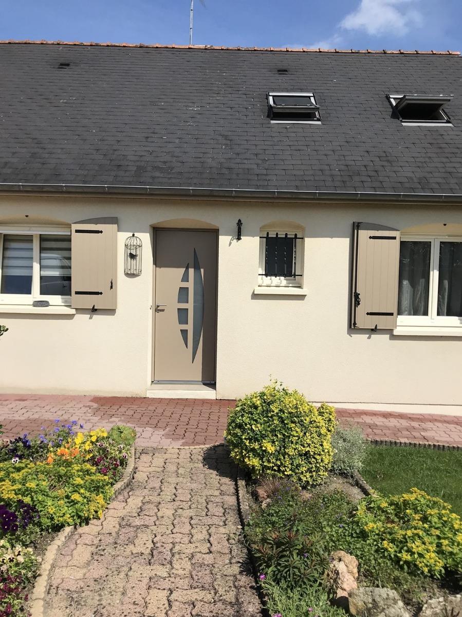 façade de maison avec porte et fenêtre PVC