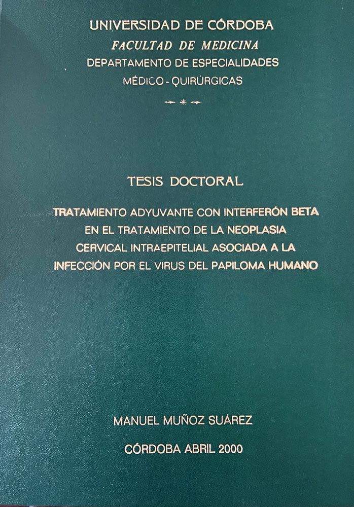 Dr. D. Manuel Muñoz Suárez Doctor mirando por un microscopio 