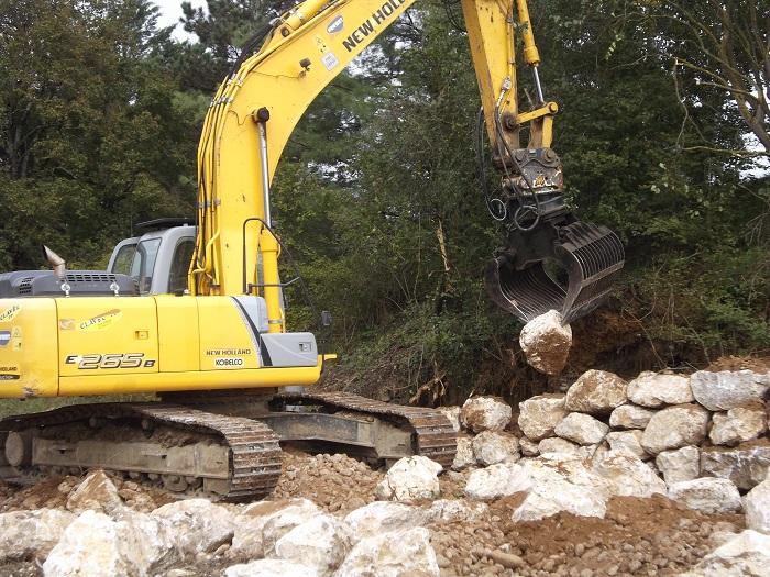 Travaux d'enrochements avec pince preneuse