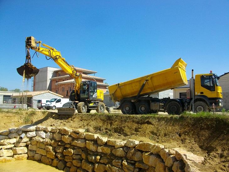 Travaux d'enrochements avec pince preneuse