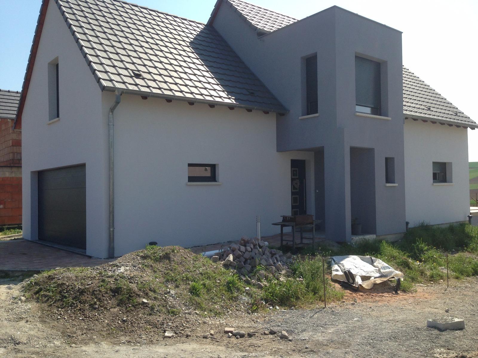 Maison grise moderne avec garage, toit en tuiles.