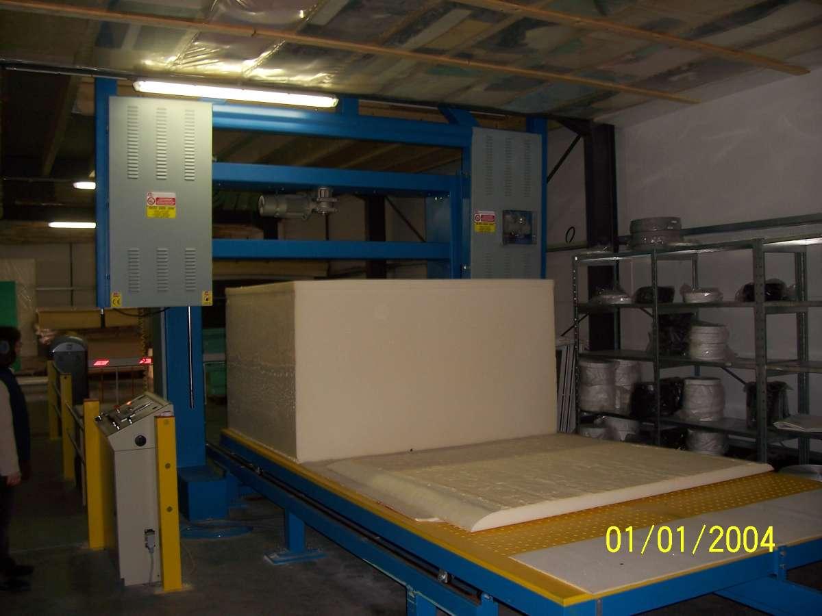 Découpe d'un bloc de mousse - Spécialmousse (87) limoges