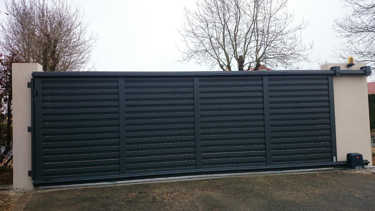 Portail coulissant à lames horizontales