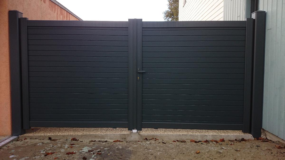 Portail avec poteaux Chantonnay.JPG