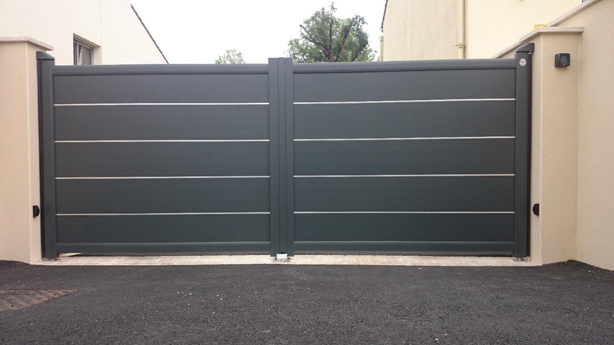 Portail avec joncs alu