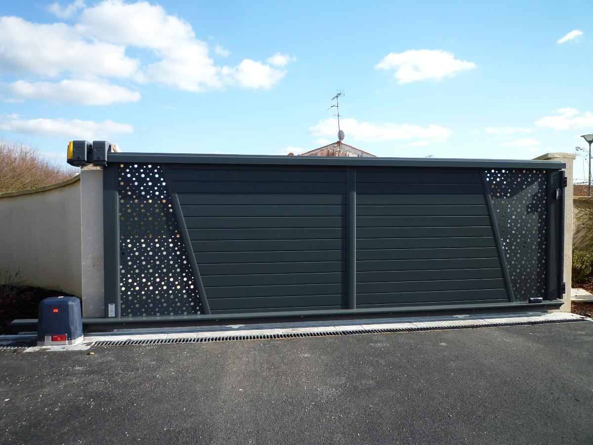 portail coulissant alu St Prouant.JPG