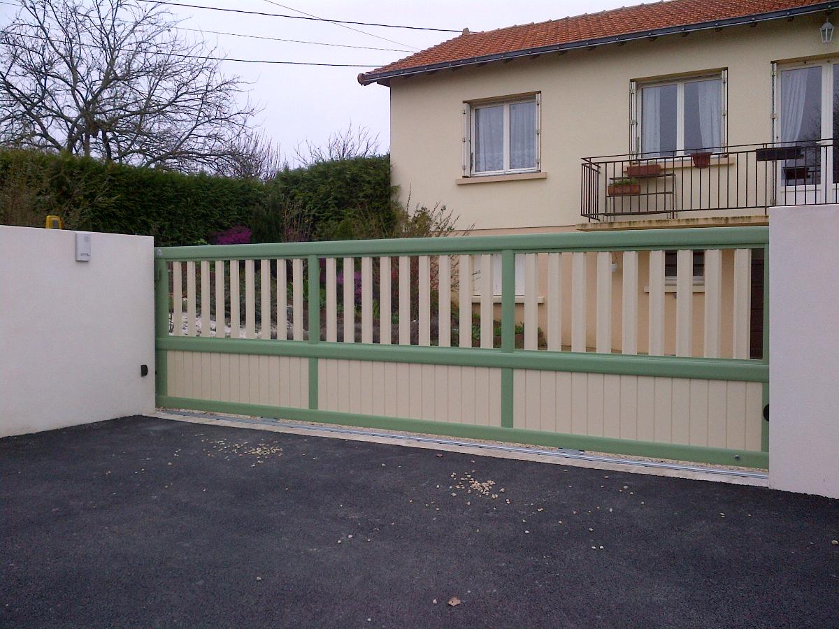 portail coulissant alu Chantonnay.jpg