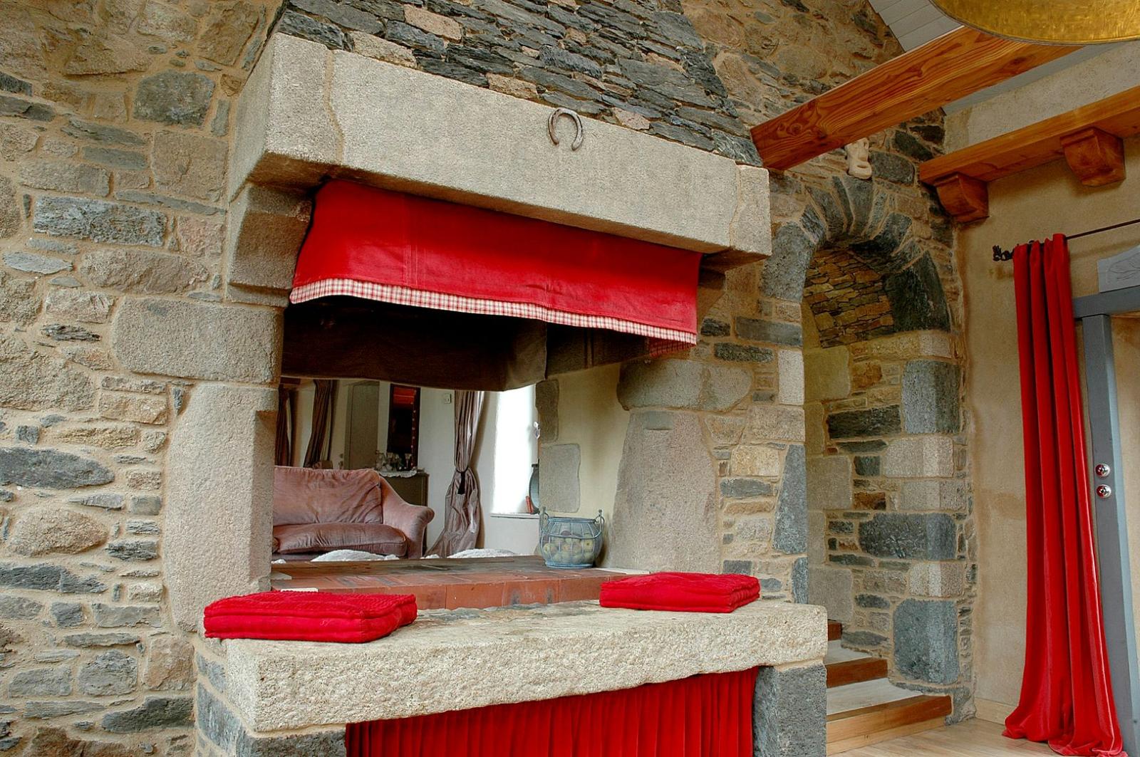 cheminée à l' ancienne-maçonnerie taille de pierre D.Le Pennec,Paimpol