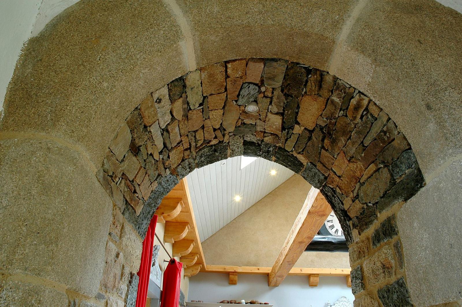 réalisation passage de porte dans pignon-appareillage pierres sèches