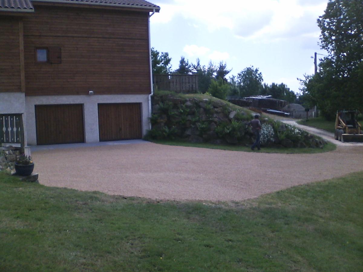 Cours d'accès pour maison à Saint remy sur durolle avec Crocombette & Fils