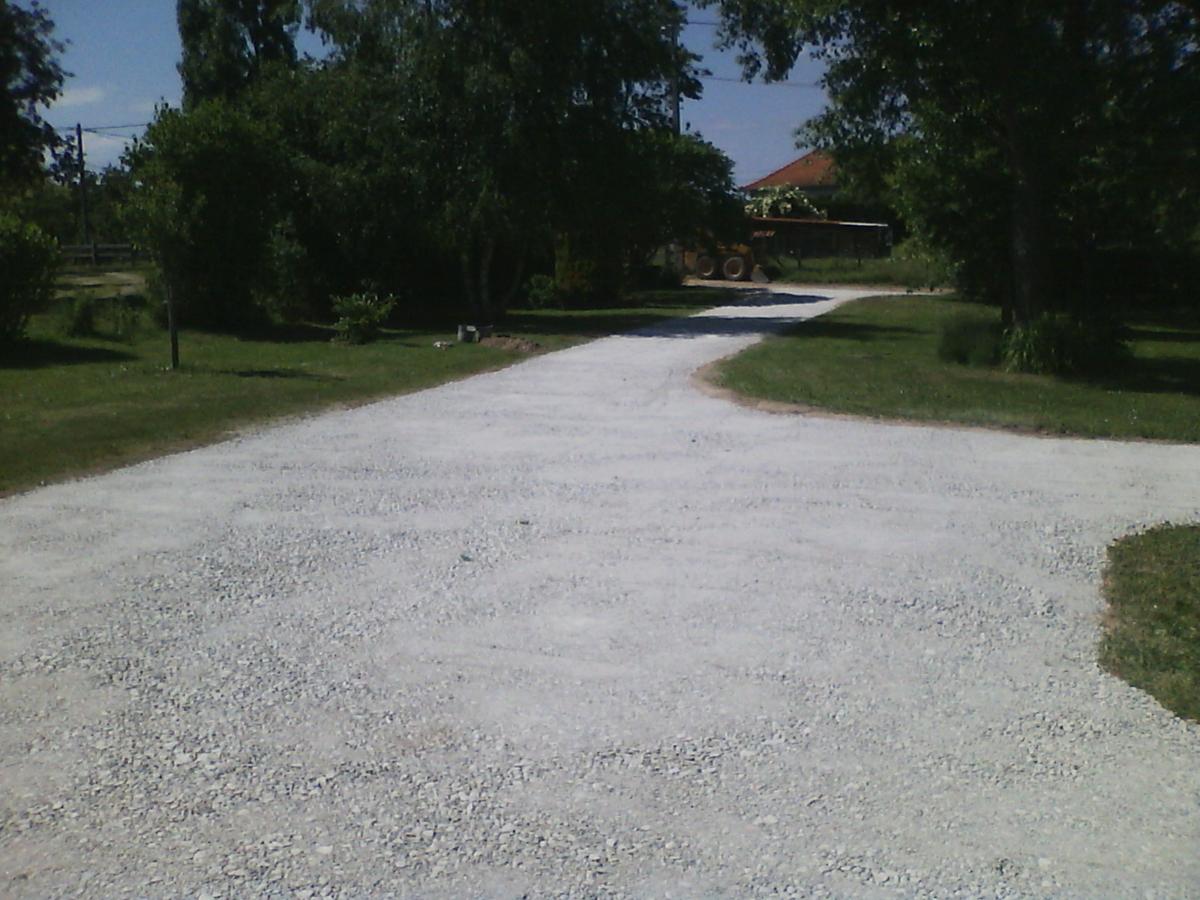 Cours d'accès et terrassement à courpière avec Crocombette & Fils