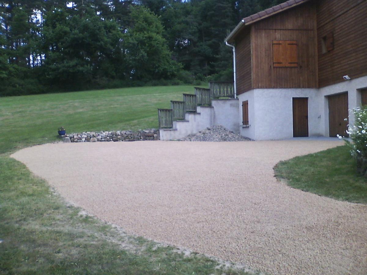 Chemin d'accès à Saint-Rémy-sur-Durolle avec Crocombette & Fils