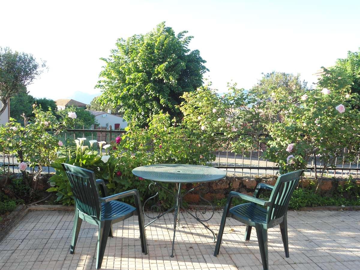 Petit déjeuner servi en terrasse - Hotel les Calanques à Piana en Corse