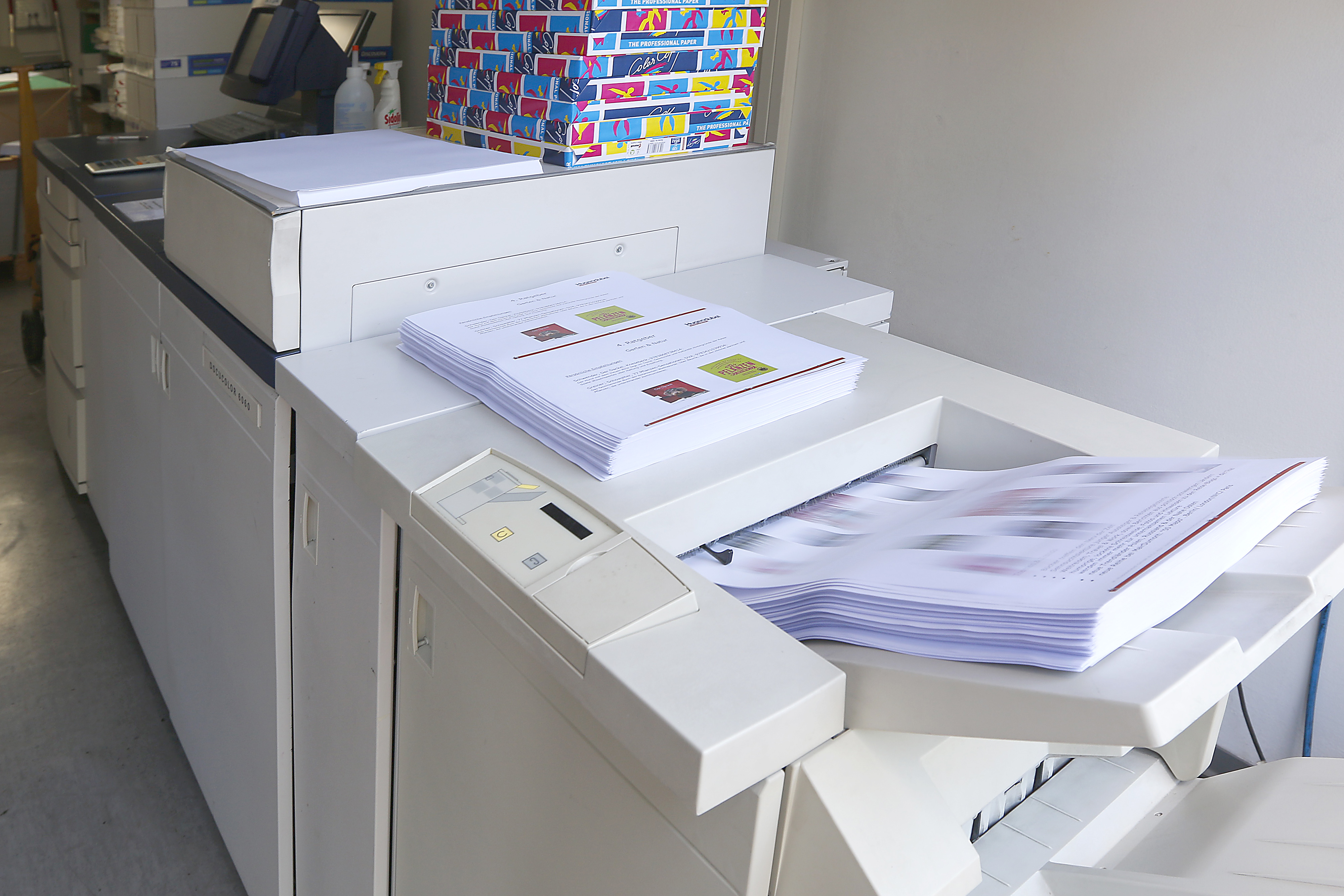 Blätter welche aus einem Drucker kommen