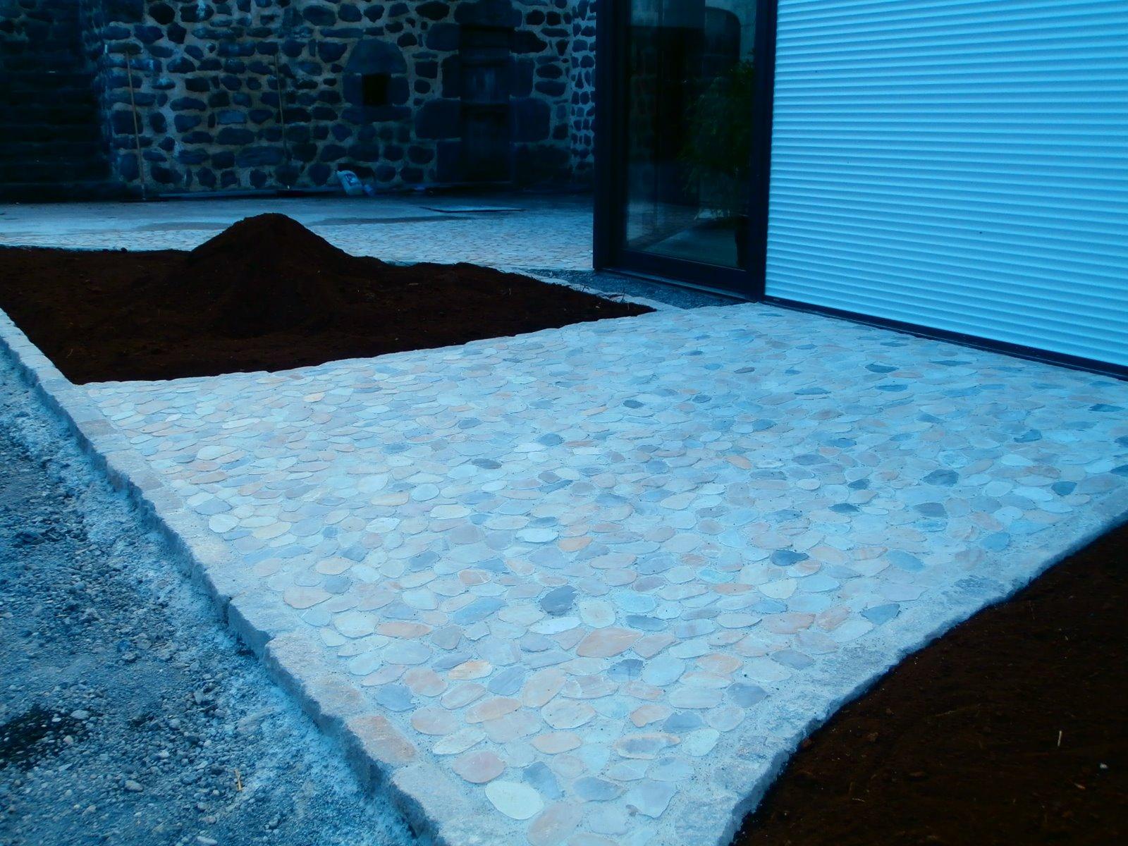 COUR PAVES ANCIENS ET GALETS SCIES