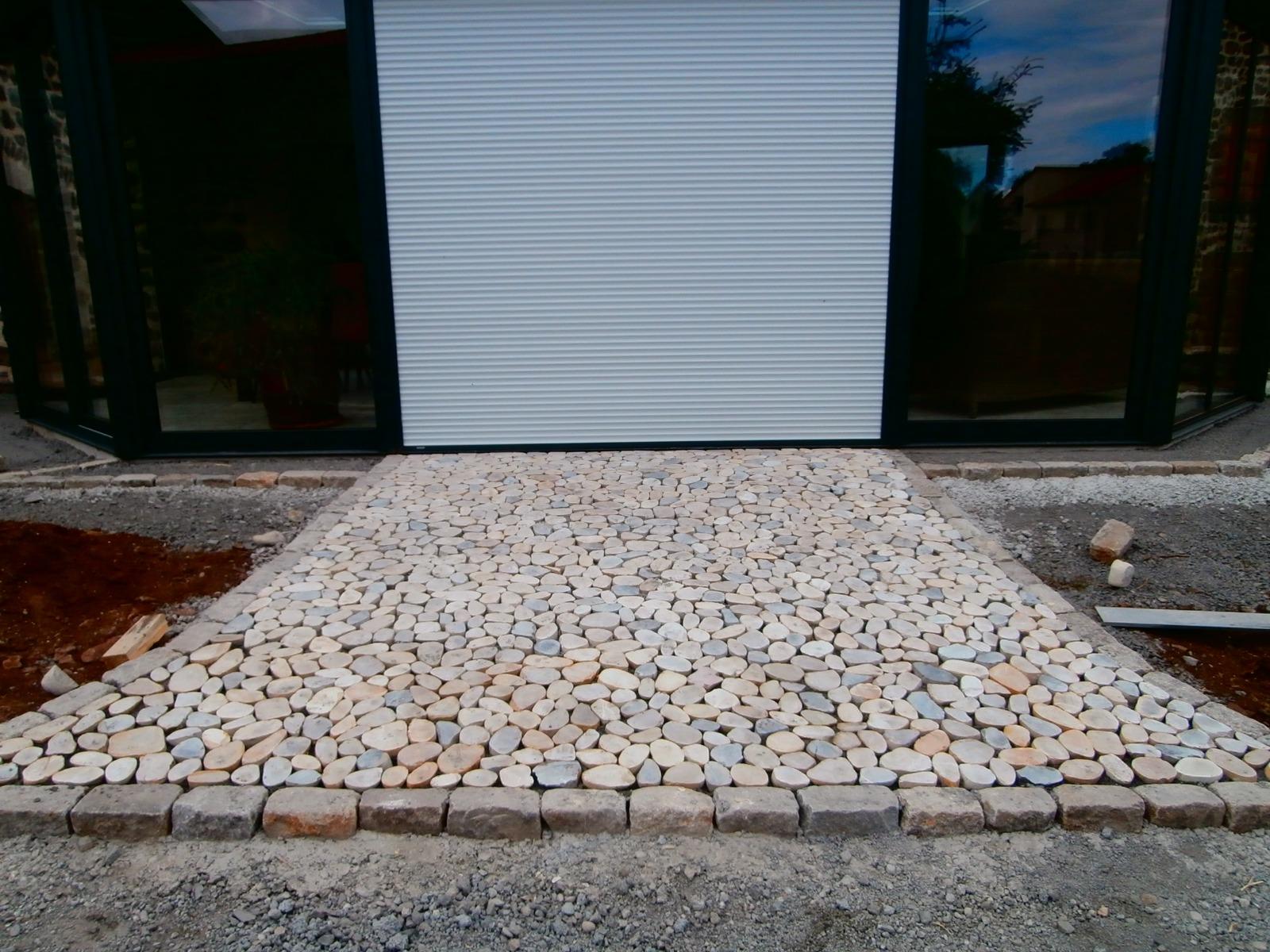 COUR PAVES ANCIENS ET GALETS SCIES