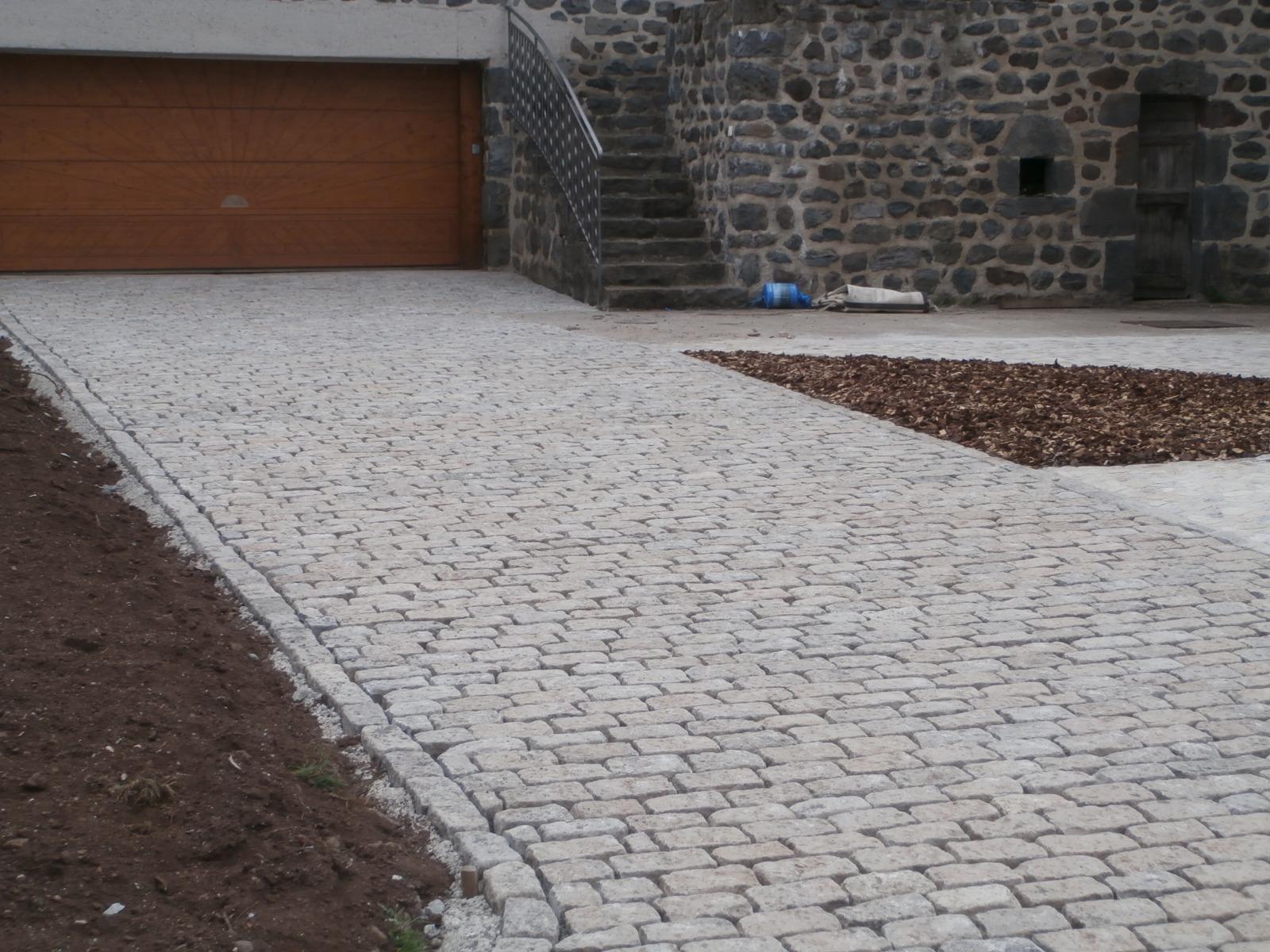 COUR PAVES ANCIENS ET GALETS SCIES