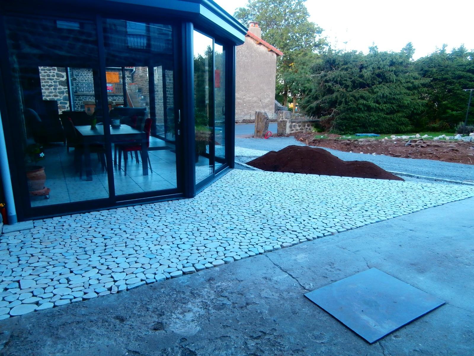 COUR PAVES ANCIENS ET GALETS SCIES