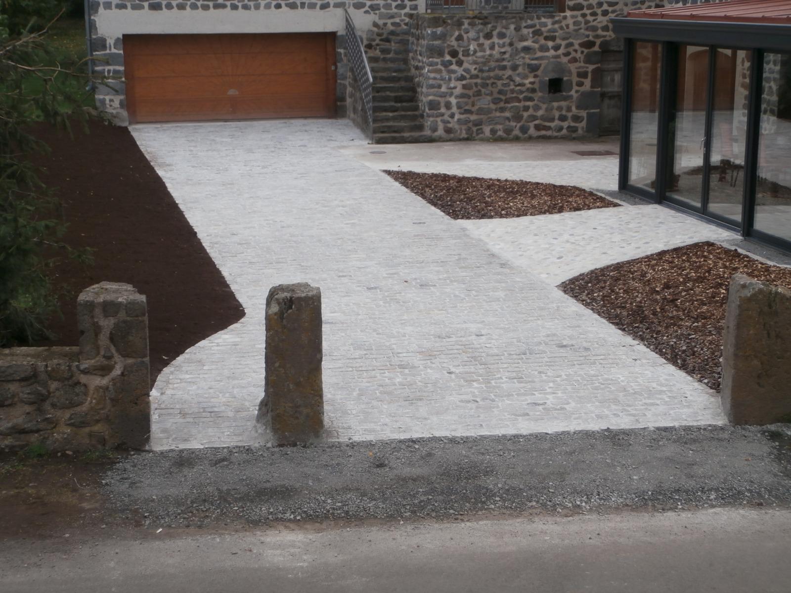 COUR PAVES ANCIENS ET GALETS SCIES